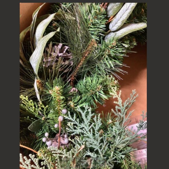 Couronne PreLit Battery Operated 32" Artificial Wreath with Dual Color LED Light - Picture 5 of 7